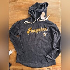 New women’s Pittsburgh Penguins hooded tee retro logo size small 4/6